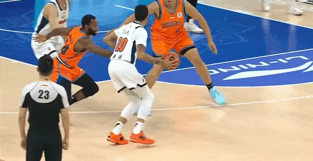 王少杰篮下接球被王哲林打到面部,鼻子流血被换下场