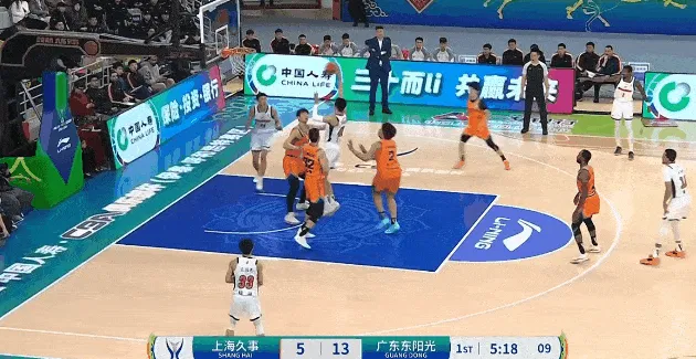 王少杰篮下接球被王哲林打到面部,鼻子流血被换下场