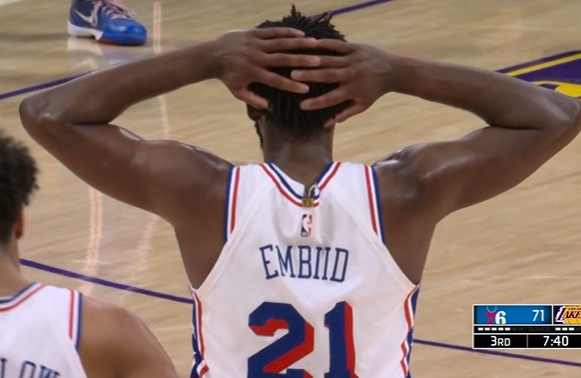 这姿势有点搞笑🤣恩比德诡异姿势造成拉拉维亚投篮犯规