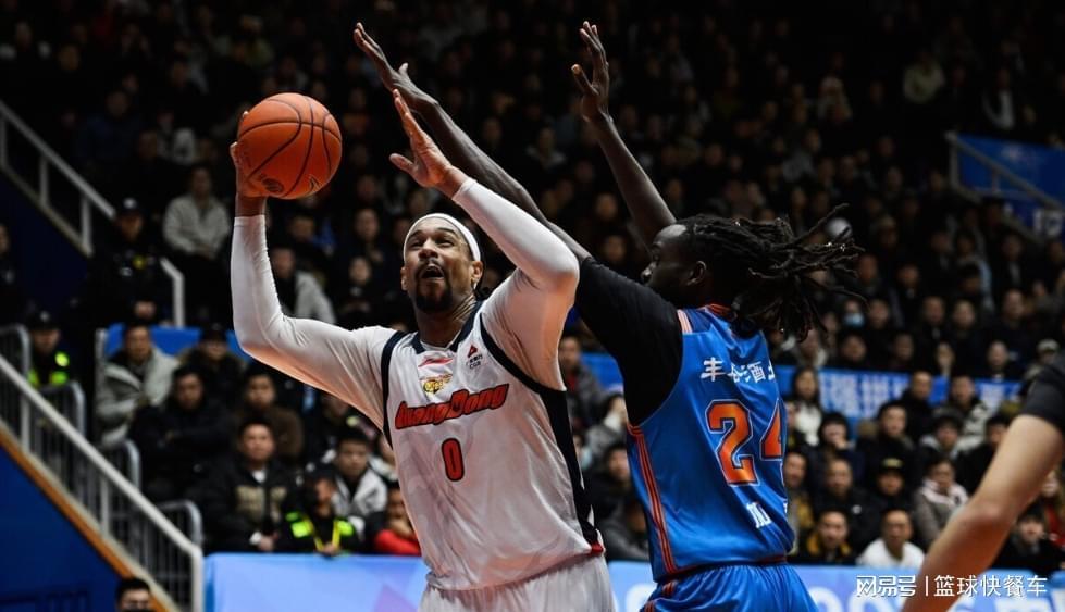 乐鱼官网-104比76狂胜28分！广东送辽篮苦主17连败：斩获1000胜杜锋笑了
