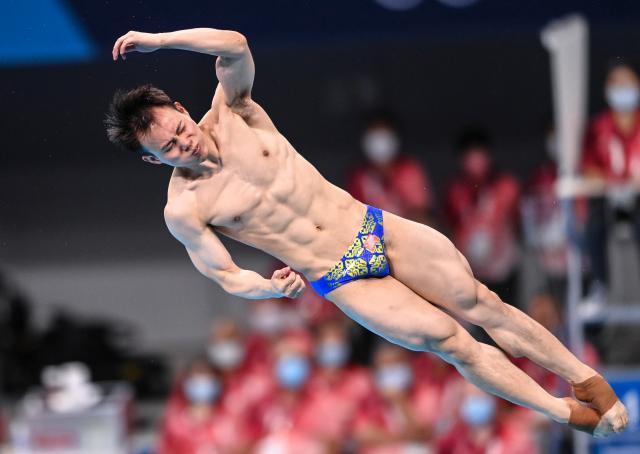 伤病打不倒他！谢思埸带着钢钉加冕跳板“双冠王”